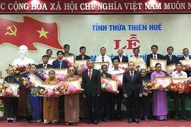 Truy tặng danh hiệu Bà mẹ Việt Nam anh hùng và các gia đình có công với cách mạng tại buổi lễ. (Ảnh: Mai Trang/TTXVN)