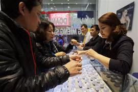 Khách hàng giao dịch tại Công ty vàng Phú Quý, phố Trần Nhân Tông (Hà Nội). (Ảnh: Trần Việt/TTXVN)