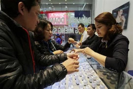 Khách hàng giao dịch tại Công ty vàng Phú Quý, phố Trần Nhân Tông (Hà Nội). (Ảnh: Trần Việt/TTXVN)