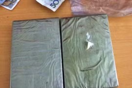 Hai đối tượng khai nhận đang trên đường vận chuyển hai bánh heroin thì bị lực lượng chức năng bắt giữ. Ảnh minh họa. (Ảnh: Quốc Khánh/TTXVN)