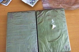Hai đối tượng khai nhận đang trên đường vận chuyển hai bánh heroin thì bị lực lượng chức năng bắt giữ. Ảnh minh họa. (Ảnh: Quốc Khánh/TTXVN)