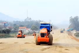 Thi công dự án đường cao tốc Bắc Giang-Lạng Sơn. (Ảnh: Thái Thuần/TTXVN)