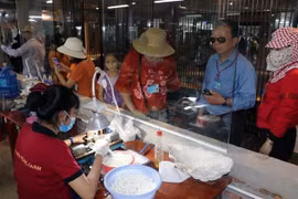 Du khách tham quan khu chế tác các sản phẩm ngọc trai tại một cơ sở trên đảo Phú Quốc. (Ảnh: Lê Huy Hải/TTXVN)