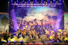 Chương trình nghệ thuật với chủ đề "Nguyễn Công Trứ làm cây thông đứng giữa trời mà reo". (Ảnh: Công Tường/TTXVN)