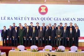 Thủ tướng Nguyễn Xuân Phúc với các thành viên Ủy ban Quốc gia ASEAN 2020. (Ảnh: Thống Nhất/TTXVN)