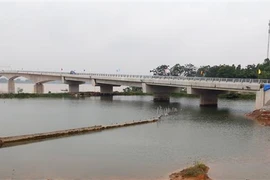 Hợp long cầu Việt Trì-Ba Vì bắc qua sông Hồng. (Ảnh: Trung Kiên-TTXVN)