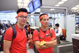 Ngày 11/12, rất đông cổ động viên Việt Nam đã lên đường sang Malaysia cổ vũ đội tuyển Việt Nam trong trận chung kết lượt đi AFF Cup 2018. (Ảnh: TTXVN phát)