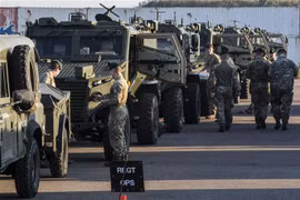 Binh sỹ Anh tới cảng Hoek van Holland (Hà Lan) trước khi lên đường tới Na Uy tham gia cuộc tập trận Trident Juncture của NATO ngày 10/10/2018. (Ảnh: AFP/ TTXVN)