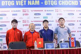 HLV đội tuyển Việt Nam Park Hang-seo và HLV Kim Yong-jun (ngoài cùng bên phải) của đội tuyển Triều Tiên tham dự buổi họp báo. (Ảnh: Trọng Đạt/TTXVN)