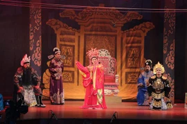 Trích đoạn vở cải lương “Giấc mộng đêm xuân”. (Ảnh: Gia Thuận/TTXVN)
