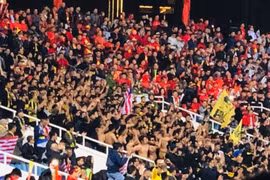 Cổ động viên hai đội trên khán đài. (Nguồn: Vietnam+)