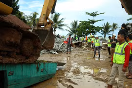 Mưa lớn kéo dài gây khó khăn cho công tác khắc phục hậu quả sóng thần. (Ảnh: Đỗ Quyên/Vietnam+)