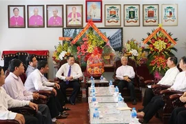 Đoàn công tác chúc mừng Giáng sinh 2018 tại Tòa giám mục Long Xuyên. (Ảnh: Công Mạo/TTXVN)