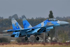 Máy bay Su-27 UB của Ukraine tham gia huấn luyện tại căn cứ không quân Starokostyantyniv ngày 12/10/2018. (Ảnh: AFP/ TTXVN)