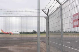 Máy bay VJ 356 bị sự cố nằm giữa đường băng. (Ảnh: Phạm Cường/TTXVN)