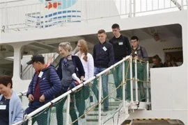 Các học sinh và giáo viên Nga trên đảo tranh chấp ngoài khơi Hokkaido tới cảng Nemuro ngày 24/5. (Ảnh: Kyodo/TTXVN)