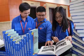 Thanh niên Thành phố Hồ Chí Minh tham khảo Bộ sách, được trưng bày tại Lễ công bố. (Ảnh: Tiến Lực/TTXVN)