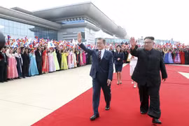 Nhà lãnh đạo Triều Tiên Kim Jong-un (phải) trong lễ đón Tổng thống Hàn Quốc Moon Jae-in (giữa, phía trước) tại Bình Nhưỡng ngày 18/9/2018. (Ảnh: THX/ TTXVN)