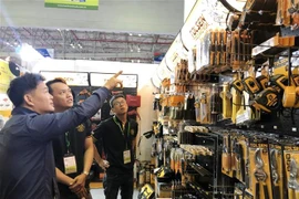 Nhiều sản phẩm công nghiệp hỗ trợ thu hút khách tham quan. (Ảnh: Mỹ Phương/TTXVN)