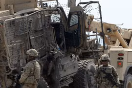 Binh sỹ Mỹ điều tra tại hiện trường một vụ đánh bom liều chết ở Jalalabad, Afghanistan. (Ảnh: AFP/ TTXVN)