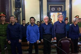 Các bị cáo đứng nghe đại diện Viện Kiểm sát luận tội. (Ảnh: Thành Chung/TTXVN)