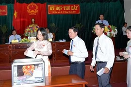 Các đại biểu Cà Mau tham dự kỳ họp tiến hành bỏ phiếu tín nhiệm. (Ảnh: Huỳnh Thế Anh/TTXVN)