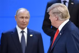 Tổng thống Nga Vladimir Putin (trái) và Tổng thống Mỹ Donald Trump tại Hội nghị thượng đỉnh Nhóm các nền kinh tế phát triển và mới nổi hàng đầu thế giới (G20) diễn ra ở thủ đô Buenos Aires, Argentina ngày 30/11/2018. (Ảnh: AFP/ TTXVN)