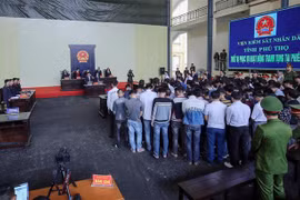 Các bị cáo nghe Hội đồng xét xử tuyên án. (Ảnh: Trung Kiên/TTXVN)