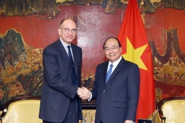 Thủ tướng Nguyễn Xuân Phúc tiếp ông Enrico Letta, Chủ tịch Hiệp hội Italy-ASEAN. (Ảnh: Thống Nhất/TTXVN)