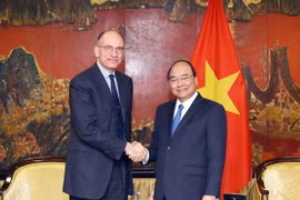 Thủ tướng Nguyễn Xuân Phúc tiếp ông Enrico Letta, Chủ tịch Hiệp hội Italy-ASEAN. (Ảnh: Thống Nhất/TTXVN)