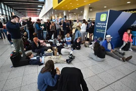 Hành khách chờ tại tại sân bay Gatwick ở phía nam London, sau khi nhiều chuyến bay bị hủy ngày 20/12/2018. (Ảnh: AFP/TTXVN)