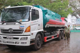 Cán bộ Cục Quản lý thị trường tỉnh Đắk Lắk kiểm tra xe bồn biển kiểm soát 51D-425.90 chở xăng không rõ nguồn gốc. (Ảnh: Phạm Cường/TTXVN) 