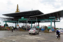 Trước sự phản đối của các lái xe, Trạm thu phí Mỹ Lộc (Nam Định) buộc phải xả trạm để tránh ùn tắc giao thông. (Ảnh: Văn Đạt/TTXVN)