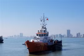 Tàu SAR 412 kéo tàu cá gặp nạn về bờ an toàn tại Đà Nẵng. (Ảnh: Xuân Nguyên/TTXVN phát)