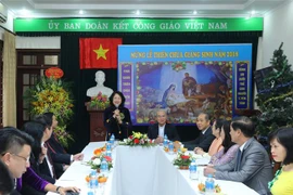 Phó Chủ tịch nước Đặng Thị Ngọc Thịnh chúc mừng Ủy ban Đoàn kết Công giáo Việt Nam. (Ảnh: Phương Hoa/TTXVN)