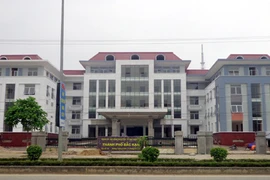 Đại diện Văn phòng Quốc hội và UBND tỉnh Bắc Kạn ký kết biên bản chuyển giao công chức, người lao động. (Ảnh: Vũ Hoàng Giang/TTXVN)