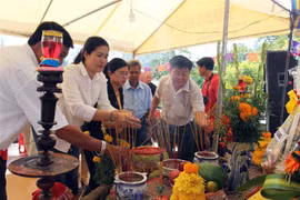 Lễ giỗ tập thể lần thứ 40 các nạn nhân trong vụ thảm sát Ba Chúc. (Ảnh: Công Mạo/TTXVN)