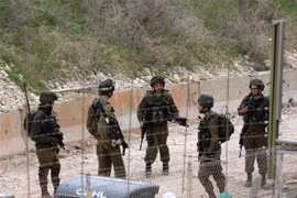 Binh sỹ Israel gác tại khu vực xây bức tường ngăn cách với Liban, gần thị trấn biên giới Naqura, miền nam Liban ngày 8/2. (Ảnh: AFP/TTXVN)