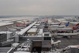 Máy bay đỗ tại sân bay Gatwick, Anh. (Ảnh: AFP/ TTXVN)