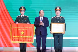 Thủ tướng Nguyễn Xuân Phúc trao tặng Danh hiệu Anh hùng lực lượng vũ trang Nhân dân thời kỳ kháng chiến chống Pháp cho Bệnh viện Trung ương Quân đội 108. (Ảnh: Thống Nhất/TTXVN)