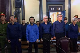 Các bị cáo đứng nghe đại diện Viện Kiểm sát luận tội trong phiên tòa ngày 7/12. (Ảnh: Thành Chung/TTXVN)
