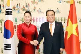 Chủ tịch Quốc hội Hàn Quốc Moon Hee-sang đón Chủ tịch Quốc hội Nguyễn Thị Kim Ngân tại Trụ sở Quốc hội Hàn Quốc ở Thủ đô Seoul. (Ảnh: Trọng Đức/TTXVN)