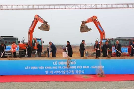 Tổng thống Moon Jae-in đến dự Lễ động thổ xây dựng Viện Khoa học Công nghệ Việt Nam-Hàn Quốc trong Khu Công nghệ cao Hòa Lạc tháng 2/2018. (Ảnh: Dương Giang/TTXVN)