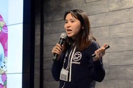 Yazu Trang - một người Việt trẻ thành công tại Cookpad đang chia sẻ nghề nghiệp với các khách mời tham dự sự kiện. (Ảnh: Thành Hữu/Vietnam+)