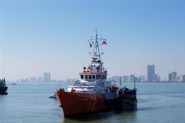Tàu SAR 412 kéo tàu cá gặp nạn về bờ an toàn tại Đà Nẵng. (Ảnh: Xuân Nguyên/TTXVN phát)