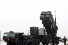 Hệ thống tên lửa đánh chặn Patriot PAC-3 của Mỹ được trưng bày tại buổi giới thiệu ở căn cứ không quân Suwon, Hàn Quốc. (Ảnh: AFP/TTXVN)