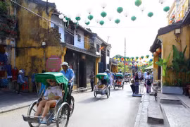 Khách du lịch thăm Phố cổ Hội An. (Ảnh: Anh Tuấn/TTXVN)