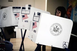 Cử tri bỏ phiếu tại điểm bầu cử Quốc hội giữa nhiệm kỳ tại Manhattan, New York (Mỹ) ngày 6/11/2018. (Ảnh: AFP/ TTXVN)