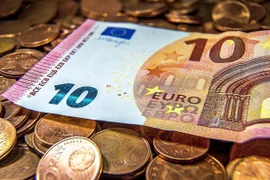 Đồng tiền mệnh giá 10 euro tại Lille, miền nam Pháp. (Ảnh: AFP/ TTXVN)