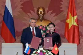 Chủ tịch Quốc hội Nguyễn Thị Kim Ngân và Chủ tịch Duma Quốc gia Nga Vyacheslav Viktorovich Volodin ký Thỏa thuận hợp tác giữa Quốc hội hai nước. (Ảnh: Trọng Đức/TTXVN)